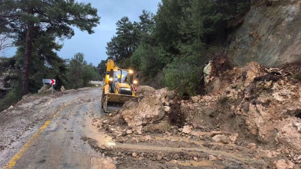 Heyelanın kapattığı yol açıldı