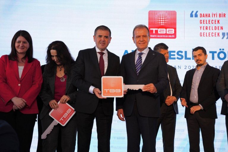 Türkiye Belediyeler Birliği’nden Mezitli’ye İş Makinesi Desteği