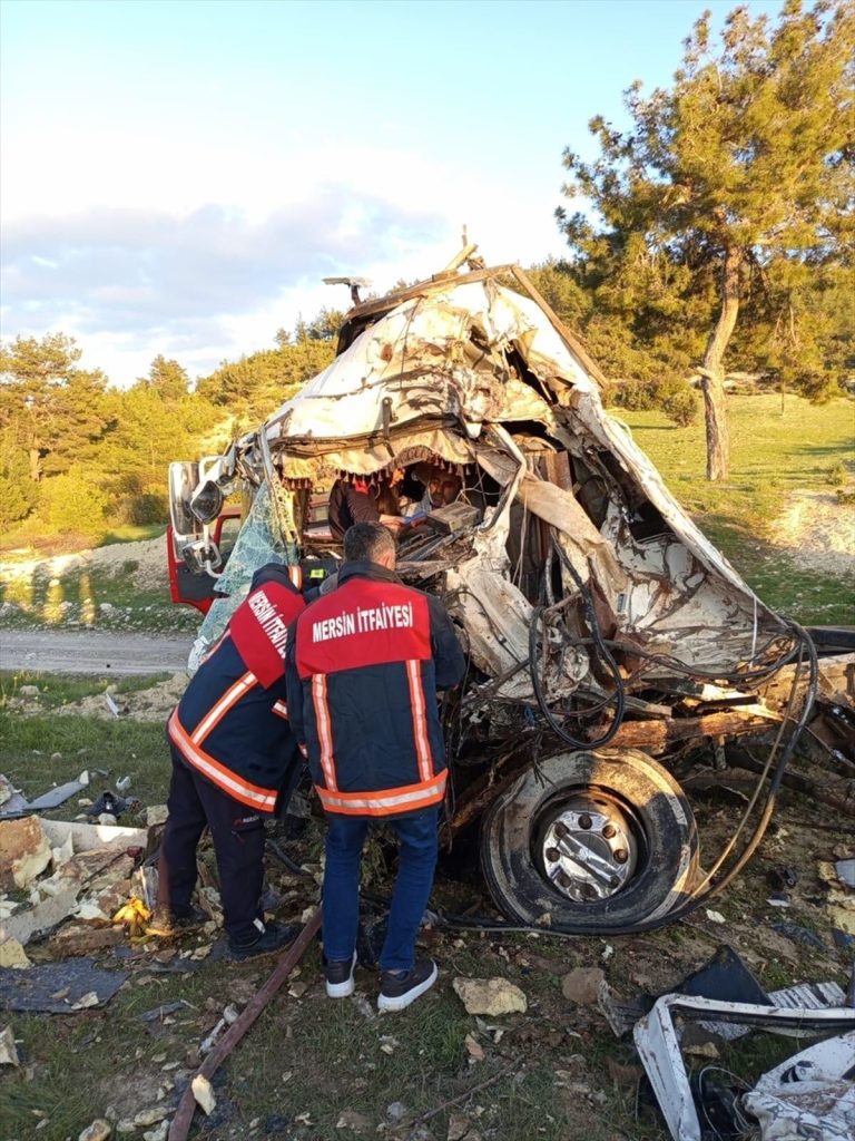 Mersin’de devrilip ağaca çarpan kamyonun sürücüsü yaralandı