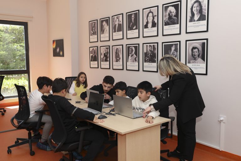MERSİN BÜYÜKŞEHİR ÇOCUKLARA TEKNOLOJİYİ DOĞRU ŞEKİLDE KULLANMAYI ÖĞRETİYOR