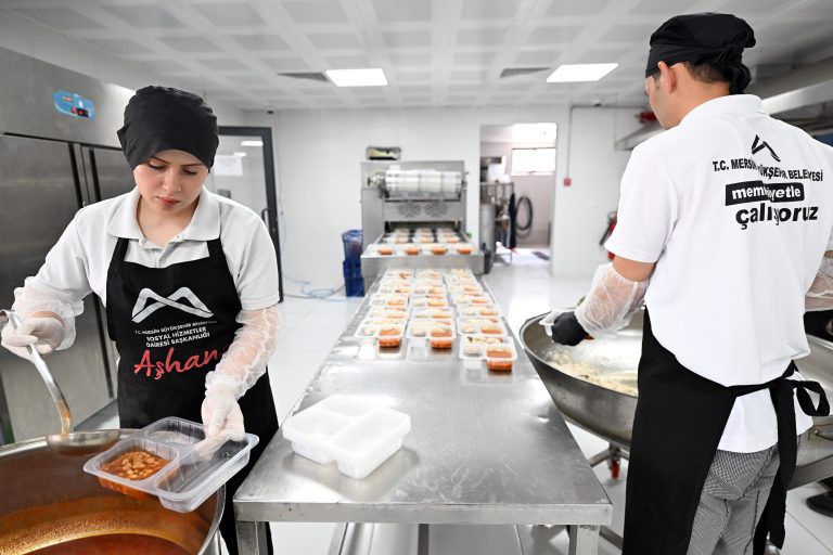 MERSİN BÜYÜKŞEHİR’DEN SİLİFKE’DE GÖNÜLLERİ ISITAN HİZMET