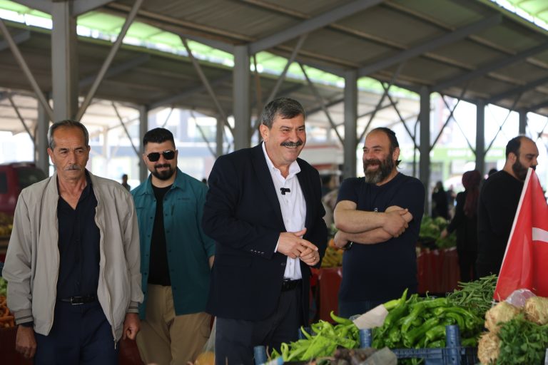 BAŞKAN YILDIZ, ÜRETİCİ VE KÖYLÜ PAZARINDA VATANDAŞLARLA BULUŞTU