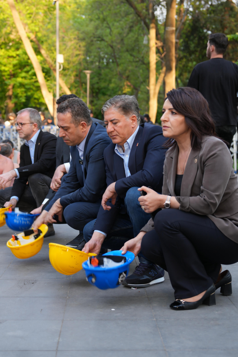 GÜLCAN KIŞ: “BU ÜLKEDE ÇALIŞMAK HAYATTA KALMA MÜCADELESİNE DÖNÜŞTÜ”