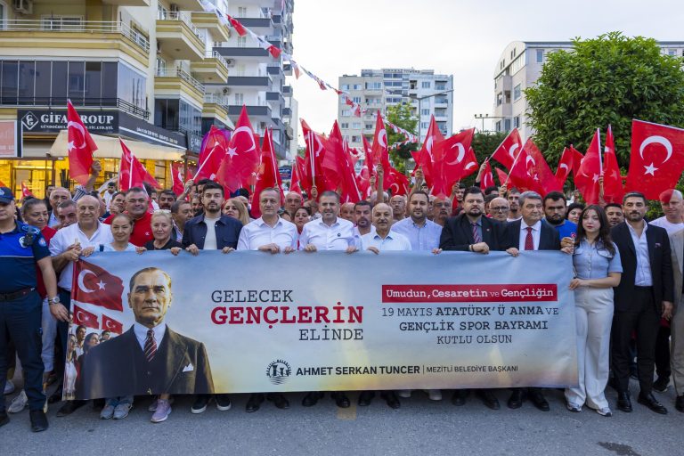 MEZİTLİ SOKAKLARI KIRMIZI BEYAZA BÜRÜNDÜ
