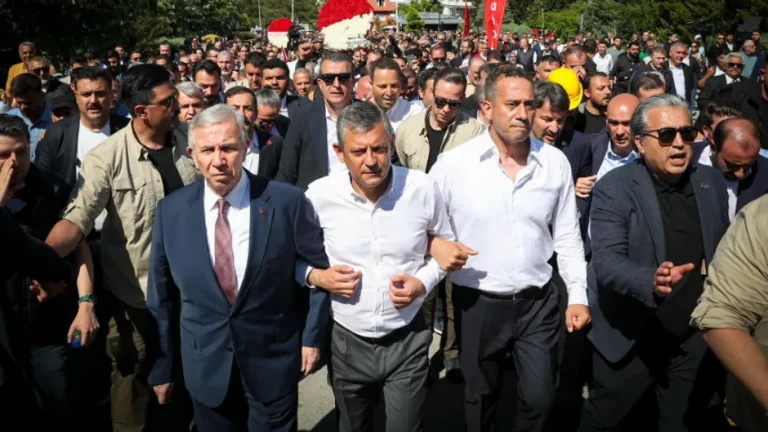 Özel’den Güvenpark buluşması sonrası ilk paylaşım! ‘Onlar yolun sonunda…’