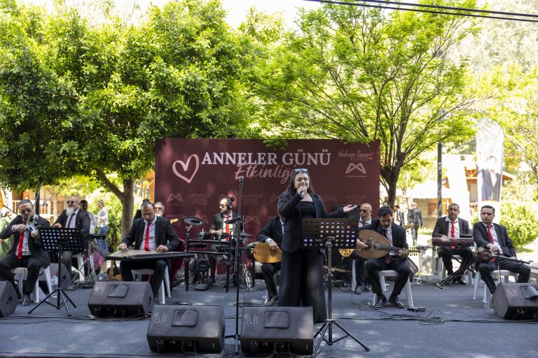 MERSİN BÜYÜKŞEHİR ANNELER GÜNÜNÜ KUTLADI