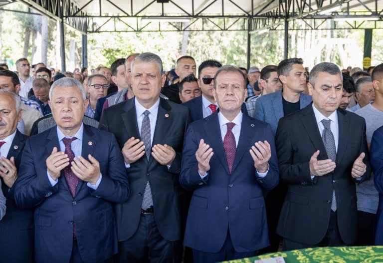 BAŞKAN SEÇER, TARSUS’TA HAYATINI KAYBEDEN YURTTAŞLARIN CENAZE TÖRENİNE KATILDI