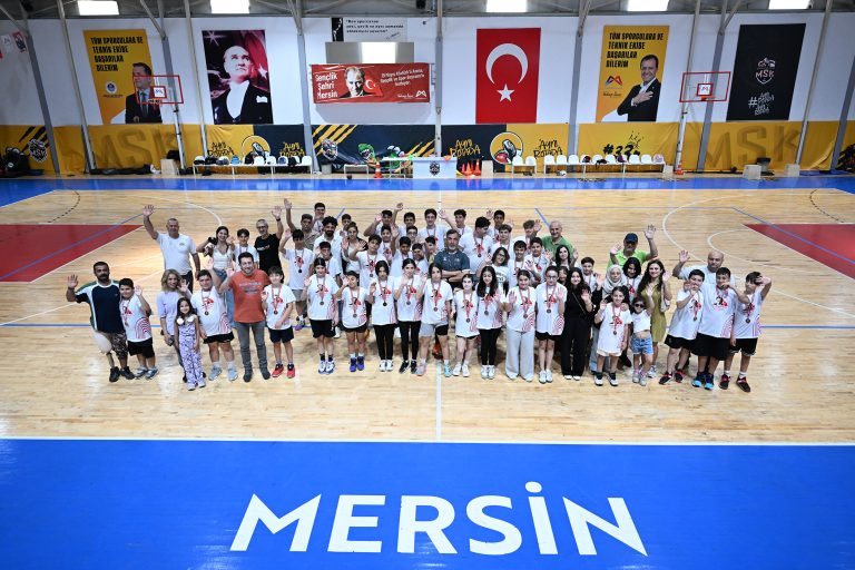 BAYRAM COŞKUSU MERSİN BÜYÜKŞEHİR’İN SAHALARINDA DA YAŞANDI