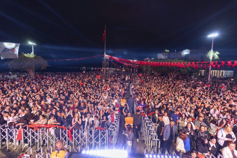19 MAYIS COŞKUSU MERT DEMİR İLE KATLANDI