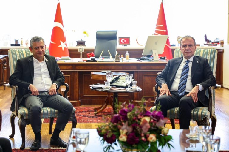 SEÇER: “BU ZOR GÜNLERDE PARTİMİZİN YANINDA OLMAK ZORUNDAYIZ”