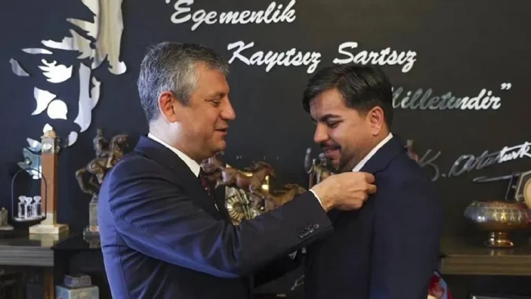 Özgür Özel rozet takmıştı: Arif Kocabıyık’ın üyelik işlemleri durduruldu