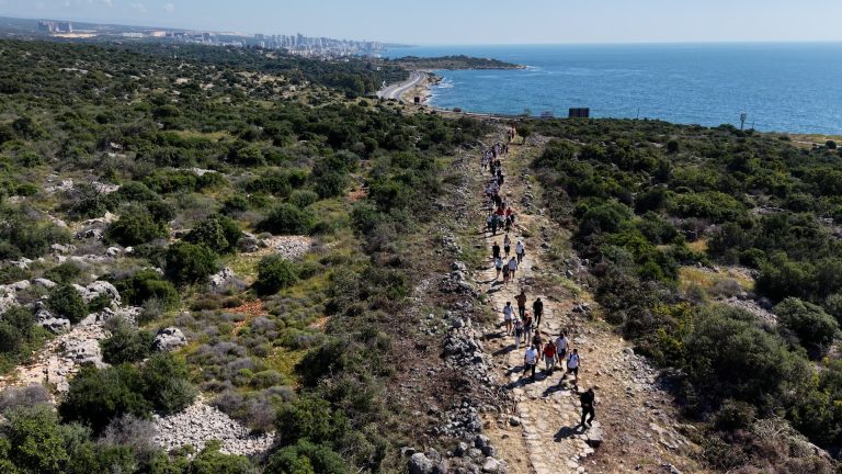 MERSİN’DE 19 MAYIS COŞKUSU BAŞLADI: TARİHİ KİLİKYA YOLU’NDA GENÇLİK YÜRÜYÜŞÜ DÜZENLENDİ