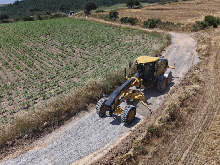 TARSUS’TA HASAT ÖNCESİ KIRSAL MAHALLELERDE YOL ÇALIŞMALARI SÜRÜYOR