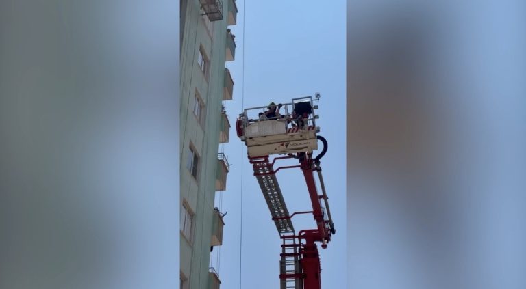 İskelede Mahsur Kalan 3 İşçiyi Mersin Büyükşehir İtfaiyesi Kurtardı